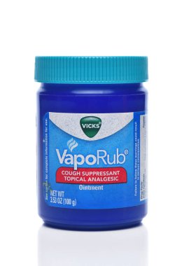 IRVINE, CALIFORNIA - 8 AUG 2024: Bir kavanoz Vicks VapoRub, öksürük önleyici Topicial Analjezik merhemi.