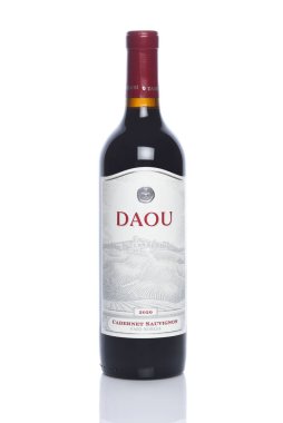 IRVINE, CALIFORNIA - 6 SEPT 2024: Bordeaux tarzı şaraplar için dünya çapında bir bölge olan Paso Robles 'dan bir şişe DAOU Vineyards Cabernet Sauvignon.