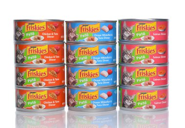 IRVINE, CALIFORNIA - 6 Eylül 2024: Friskies kedi maması kutuları, Somon Akşam Yemeği, Tavuk ve Ton Balığı, Okyanus Beyazbalığı ve Ton Balığı akşam yemeği pateleri.