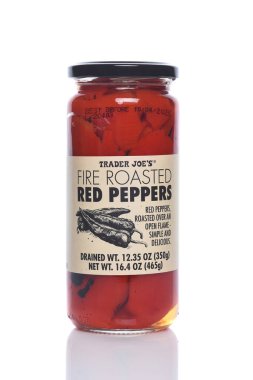 IRVINE, CALIFORNIA - 6 Eylül 2024: Bir kavanoz Tüccar Joes Fire Red Peppers.