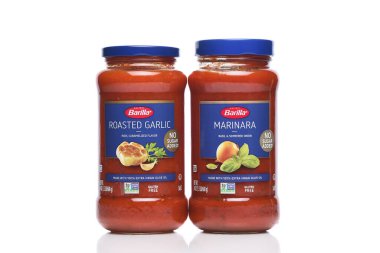 IRVINE, CALIFORNIA - 21 Eylül 2024: İki kavanoz Barilla Pasta Sosu, Marinara ve Kızarmış Sarımsak.