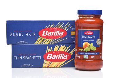 IRVINE, CALIFORNIA - 21 SEPT 2024: İki kutu Barilla Spaghetti Açı Saç ve İnce Marinara Sosu.