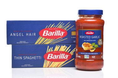 IRVINE, CALIFORNIA - 21 SEPT 2024: İki kutu Barilla Spaghetti Açı Saç ve İnce Kavrulmuş Sarımsak Sosu.