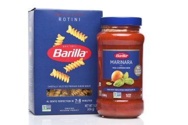 IRVINE, CALIFORNIA - 21 Eylül 2024: bir kavanoz Barilla Marinara sosu ve bir kutu Rotini eriştesi.