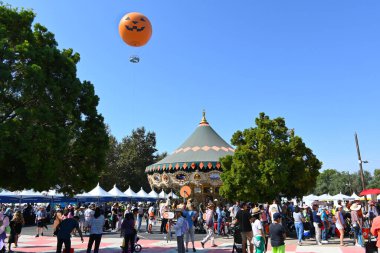 IRVINE, CALIFORNIA - 05 OCT 2024: İnsanlar Büyük Parklar Yıllık Kültür Köyü etkinliğinde farklı etkinlikler için kuyruğa girdiler.