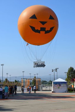 IRVINE, CALIFORNIA - 05 OCT 2024: Geleneksel Kültür Köyü etkinliği sırasında insanlar Büyük Park Balonu 'na binmek için kuyruğa giriyor.