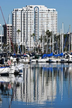 LONG BEACH, CALIFORNIA - 8 NOV 2024: Long Beach Marina 'da yansıyan Liman Kulesi.