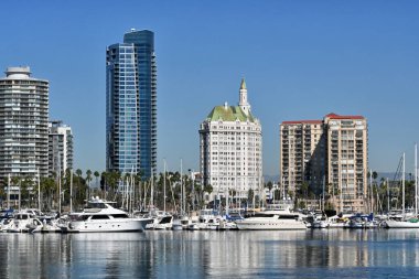 LONG BEACH, CALIFORNIA - 8 NOV 2024: Long Beach Towers, International Towers Villa Riviera ve Pacific Condominiums ile Long Beach Shoreline Marina.