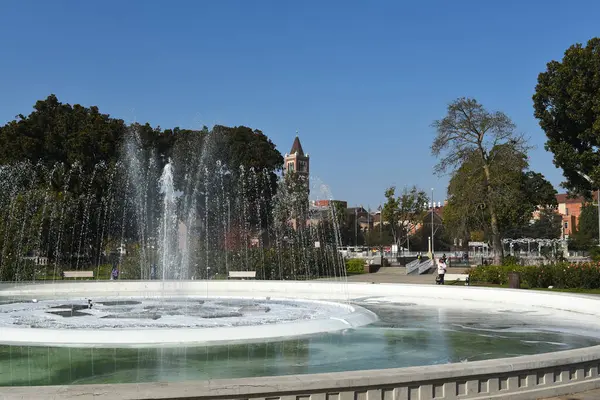 LOS ANGELES, CALIFORNIA - 4 Aralık 2024: Sergi Park Rose Garden 'daki çeşme USC' ye bakıyor.