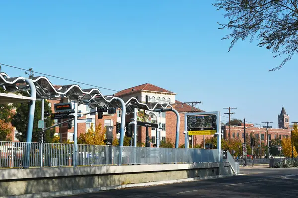 LOS ANGELES, CALIFORNIA - 4 Aralık 2024: Metro hattının Expo Vermont durağı Exposition Park ve Güney Kaliforniya Üniversitesi, USC.