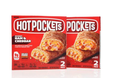 IRVINE, CALIFORNIA - 11 Ocak 2025: 2 kutu Hot Pockets Jambon ve Cheddar Sandviçleri.