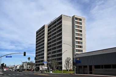 LONG BEACH, CALIFORNIA - 22 HAZİRAN 2025: Mercy Housing tarafından St. Mary Kulesi en büyük ekonomik konut kuruluşlarından biridir..