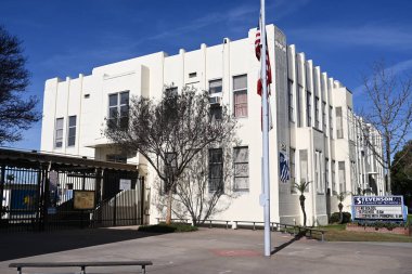 LONG BEACH, CALIFORNIA - 24 HAZİRAN 2025: Long Beach şehir merkezindeki Stevenson İlköğretim Okulu, yazar Robert Louis Stevenson 'ın adı verildi.