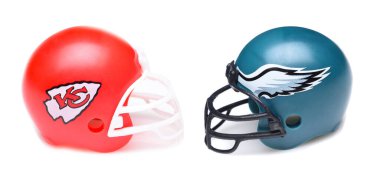 IRVINE, CALIFORNIA - 26 Ocak 2025: Kansas City Chiefs ve Philadelphia Eagles 'ın futbol kaskları, Superbowl lix' te rakipler. 