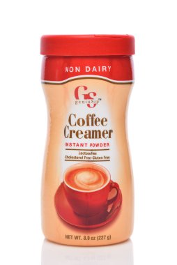 IRVINE, CALIFORNIA - 31 Ocak 2025: Bir şişe GeniuSip Coffee Creamer, süt ürünü olmayan. 