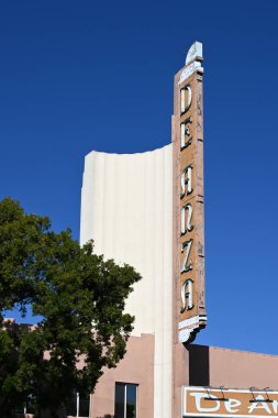 RIVERSIDE, CALIFORNIA - 2 Şubat 2025: Hunt Theatres, Fox West Coast Theatres tarafından açılan ve 1981 yılında kapatılan eski De Anza Tiyatrosu 'nda imza.