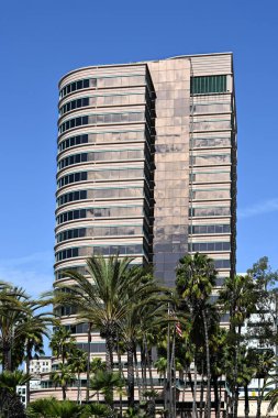LONG BEACH, CALIFORNIA - 19 Şubat 2025: Long Beach 'teki Ocean Boulevard' daki Shoreline Square Tower.