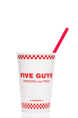IRVINE, CALIFORNIA - 6 Nisan 2025 Beş Adam 'dan tek kullanımlık içecek kupası hamburger ve fast food restoran zinciri..