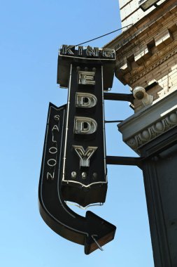 LOS ANGELES, CALIFORNIA - 7 Nisan 2025: Los Angeles şehir merkezindeki kenar mahalle otelinin barındaki Kral Eddy Salonu tabelası.