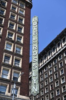 LOS ANGELES, CALIFORNIA - 7 Nisan 2025: Los Angeles şehir merkezindeki tarihi şehrin yan tarafında Hotel Rosslyn tabelası.