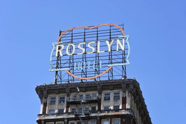 LOS ANGELES, CALIFORNIA - 7 APR 2025: The Historic Hotel Rosslyn tabelası Los Angeles şehir merkezindeki tarihi otelin üzerinde, bir zamanlar Pasifik kıyısındaki en büyük oteldi..