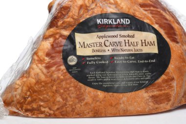 IRVINE, CALIFORNIA - 10 APR 2025: A Kirkland İmza Applewood Smoked Master Carve Half Ham, Costco 'dan özel bir etiket. 