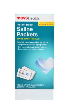 IRVINE, CALIFORNIA - 10 Nisan 2025: Burun sulama için bir kutu CVS Saline Paketi. 