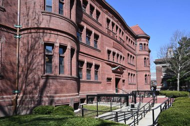 CAMBRIDGE, MASSACHUSETTS - 1 Nisan 2025: Harvard Üniversitesi kampüsündeki Grossman Kütüphanesi.