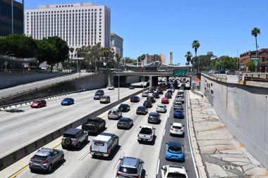 LOS ANGELES, CALIFORNIA - 9 Mayıs 2025: 101 otoyolunun kuzey tarafında trafik Los Angeles şehir merkezinden geçiyor.