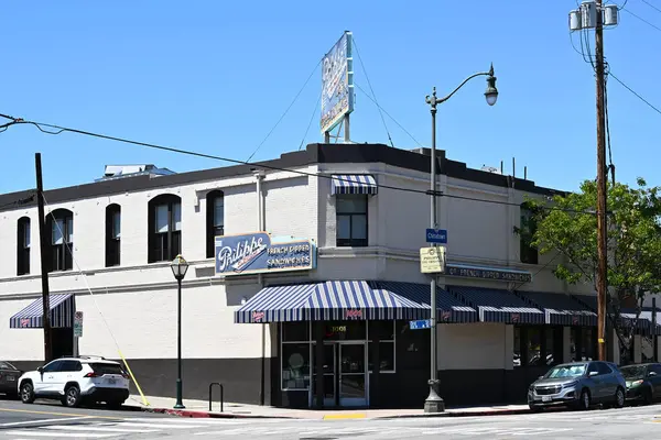 LOS ANGELES, CALIFORNIA - 9 Mayıs 2025: Philippe The Original French Dip tarihi bir şarküteri imzalı Fransız sandviçi ve diğer konfor giderleri.