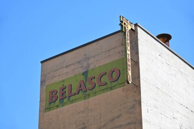 LOS ANGELES, CALIFORNIA - 19 Mayıs 2025: Belasco Immanuel Gospel Tapınağı tabelası Hill Caddesi ve 11. caddedeki tarihi binada...
