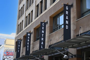 LOS ANGELES, CALIFORNIA - 19 Mayıs 2025: 1917 'den beri tarihi bir eser olan Grand Central Market' teki pankartlar, Los Angeles 'ın mutfak ve kültürlerini bir araya getiriyor..
