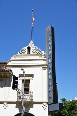 LOS ANGELES, CALIFORNIA - 19 Mayıs 2025: Tarihi Herald Examiner Binası Arizona Eyalet Üniversitesi için son teknoloji ürünü bir tesise dönüştürüldü.