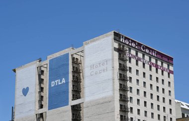 LOS ANGELES, CALIFORNIA - 19 Mayıs 2025: Dünyanın en perili otelleri arasında kabul edilen, makul fiyatlı bir konut kompleksi olan Cecil Oteli.