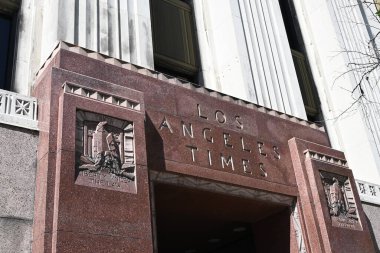 LOS ANGELES, CALIFORNIA - 19 Mayıs 2025: Birinci ve Bahar Caddelerindeki Los Angeles Times binasının cephesi boş, gazete El Segundo 'ya taşınmış..  