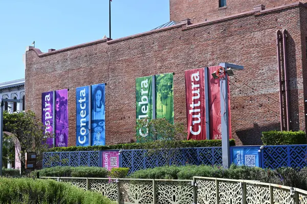 LOS ANGELES, CALIFORNIA - 19 Mayıs 2025: Olvera Caddesi yakınlarındaki LA Kültür Meydanı 'nda pankartlar.