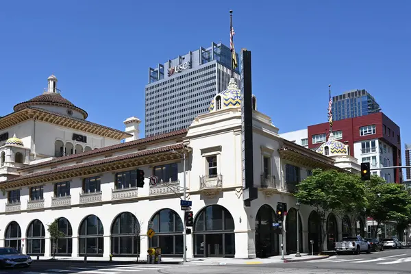 LOS ANGELES, CALIFORNIA - 19 Mayıs 2025: Tarihi Herald Examiner Binası Arizona Eyalet Üniversitesi için son teknoloji ürünü bir tesise dönüştürüldü.