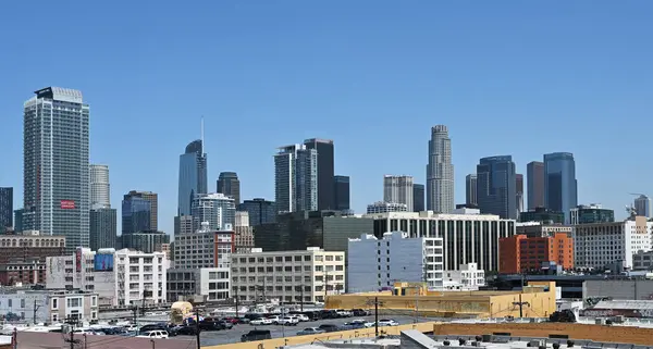 LOS ANGELES, CALIFORNIA - 19 Mayıs 2025: Los Angeles Skyline Garment District, Deloitte 'de yüksek bir yerden görüldü, 