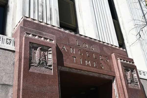 LOS ANGELES, CALIFORNIA - 19 Mayıs 2025: Birinci ve Bahar Caddelerindeki Los Angeles Times binasının cephesi boş, gazete El Segundo 'ya taşınmış..  
