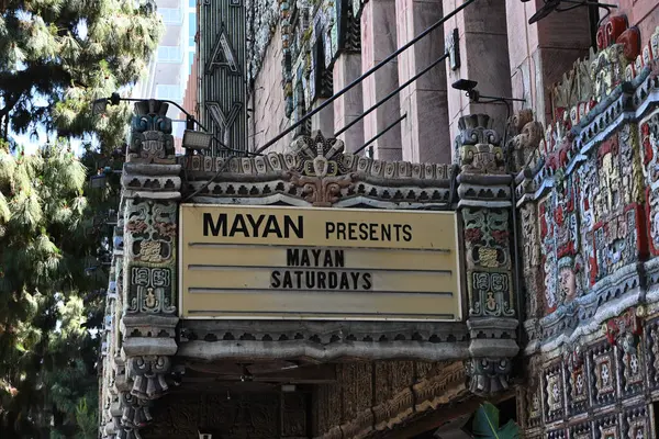 LOS ANGELES, CALIFORNIA - 19 Mayıs 2025: Maya Tiyatrosu 'nda bir tabela eski bir sinema sarayı ve şu anki gece kulübü ve müzik merkezi.