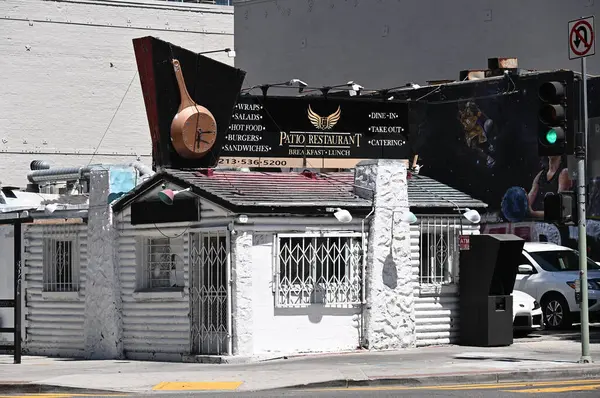 LOS ANGELES, CALIFORNIA - 19 Mayıs 2025: Hill Street ve 11. caddenin köşesinde Belasco ve Mayan Tiyatroları yakınlarında küçük bir teras restoranı.