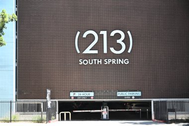 LOS ANGELES, CALIFORNIA - 19 Mayıs 2025: 213 Güney Baharı, LA Times 'ın Broadway' e bakan otoparkında, (213) aynı zamanda şehrin alan kodu..