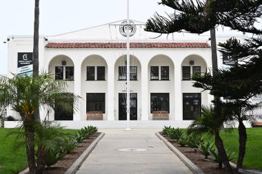 CARLSBAD, CALIFORNIA - 15 HAZİRAN 2025: Donanma Akademisi 'nin kampüsündeki Davis Hall erkekler için seçkin bir özel üniversite hazırlık askeri yatılı okulu.
