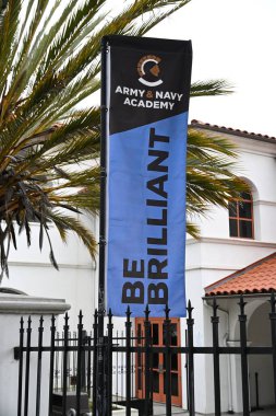 CARLSBAD, CALIFORNIA - 15 HAZİRAN 2025: Ordu ve Donanma Akademisi Kampüsünde Parlak Sancak Ol..