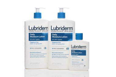 IRVINE, CALIFORNIA -20 HAZİRAN 2025: 3 plastik şişe Lubriderm Günlük Nem Losyonu.