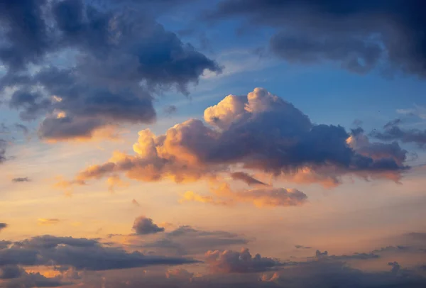 Cloudscape Και Δραματικό Μπλε Ουρανό Την Ανατολή Του Ηλίου Shot — Φωτογραφία Αρχείου