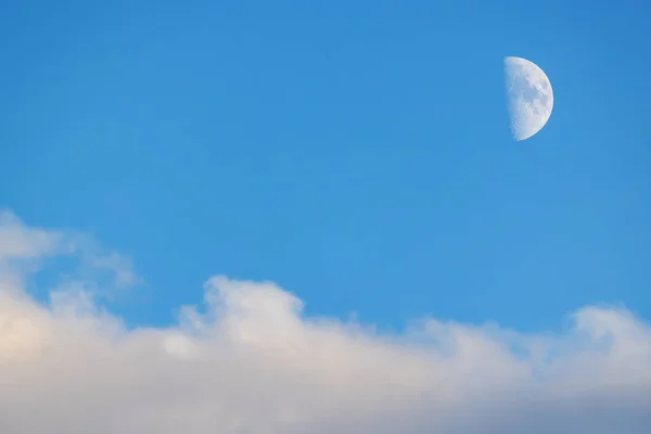 Blå Himmel Med Månen Och Moln — Stockfoto
