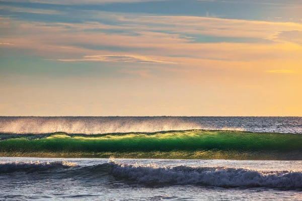 Красива Зелена Хвиля Сходу Сонця — стокове фото