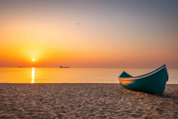 ビーチや木製の漁船で穏やかな海の日の出 自然の中で屋外をリラックスするための美しい穏やかな朝 — ストック写真