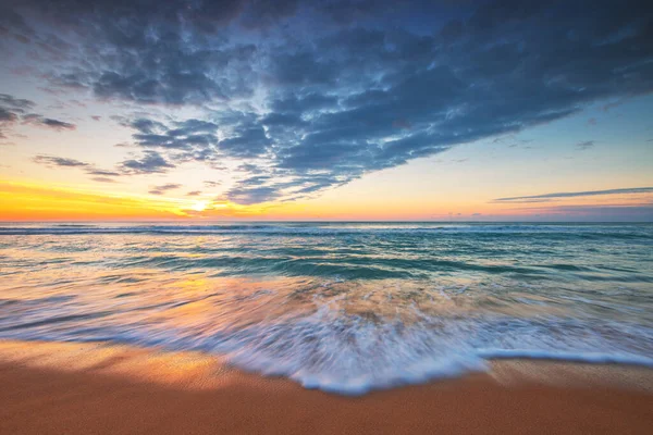 Schöne Wolkenlandschaft Über Dem Meer Sonnenaufgang Sho — Stockfoto